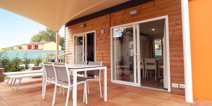 Luxuscamping - Terrasse - Venetien - Centro Vacanze Pra`delle Torri Lodge Openspace A auf Centro Vacanze Pra`delle Torri